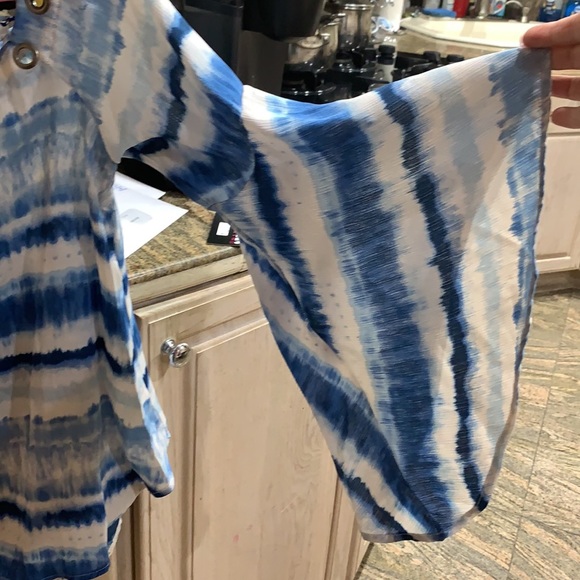 Blue n cream top - Picture 3 of 4